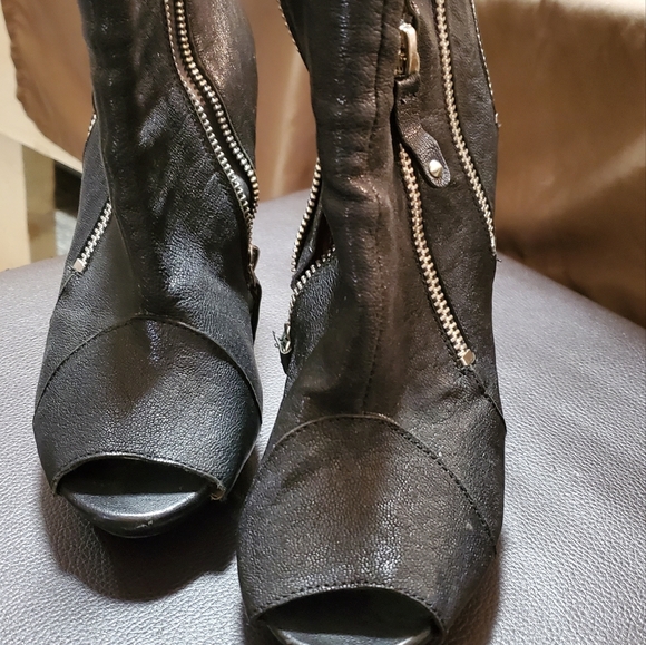 Pep Toe black leather Pumps w/zipper - Picture 3 of 3